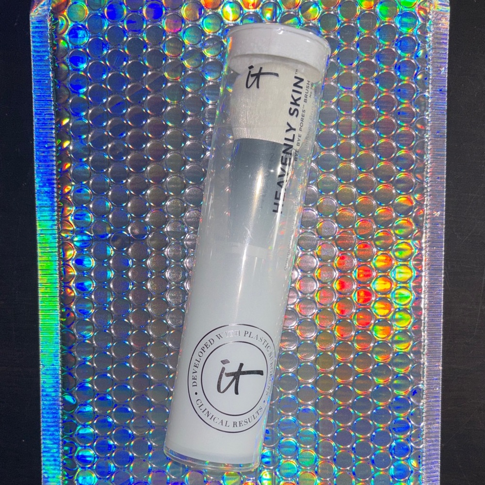 IT Cosmetics Heavenly Skin Brush - Silver and White